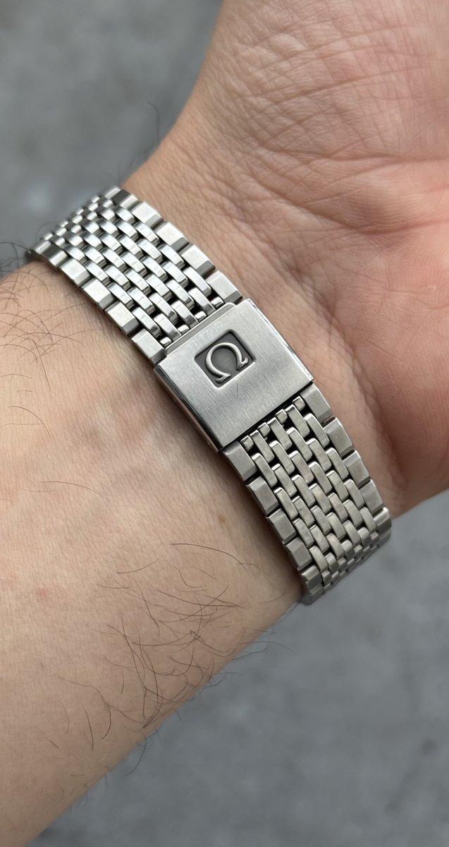 petitehorloge's tweet image. ✨Disponible : 890€ 

Rare Omega Seamaster manufacturée au milieu des années 80 🇨🇭 

Dans un très bel état 

Indices en applique, couronne originale signée, verre saphir, fond logoté Seamaster 

Diamètre de 31mm hors couronne 

Bracelet original Omega ! 
Boîte Omega d’époque…