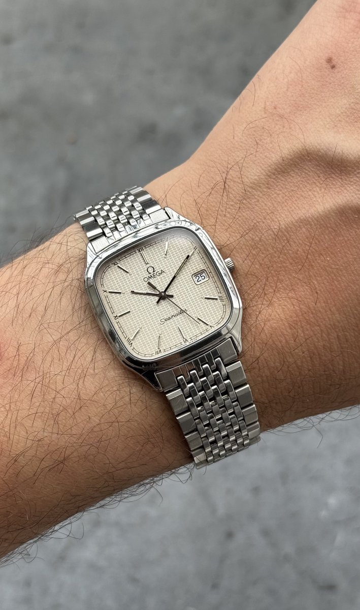 petitehorloge's tweet image. ✨Disponible : 890€ 

Rare Omega Seamaster manufacturée au milieu des années 80 🇨🇭 

Dans un très bel état 

Indices en applique, couronne originale signée, verre saphir, fond logoté Seamaster 

Diamètre de 31mm hors couronne 

Bracelet original Omega ! 
Boîte Omega d’époque…