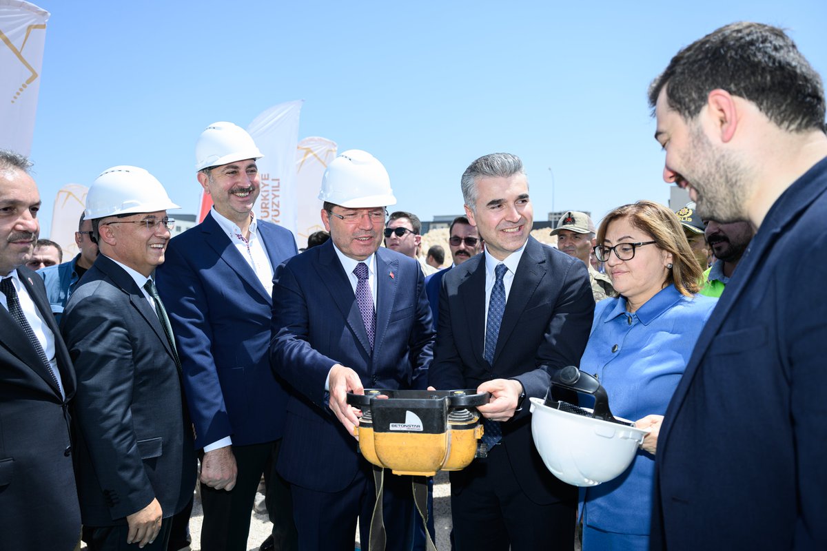 Tarihiyle ilham veren; sanayisiyle, kültürüyle gastronomisiyle bir dünya markası hâline gelen #Gaziantep’te adalet hizmetlerimizin gücüne güç katacak önemli bir projeyi hayata geçiriyoruz.

Adli Tıp Grup Başkanlığı Hizmet Binamızın temelini, Gaziantepli hemşehrilerimizin duası ve