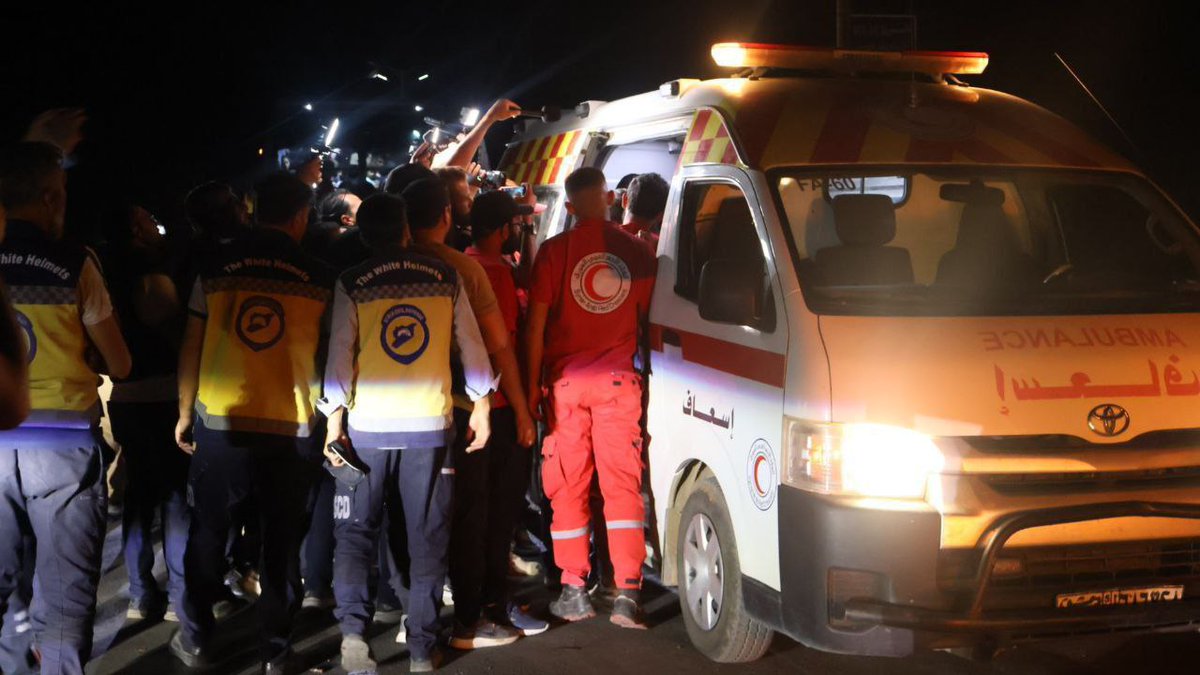 VOME_TR's tweet image. Suriye'denin Suveyda şehrindeki Bedevi kabilelerinin çoğunluğu kadın ve çocuklardan oluşan dördüncü konvoyu Dera kırsalındaki Dael, Naima, Yadouda ve Muzayrib beldelerinde kendileri için hazırlanan yerleşim yerlerine ulaştı. Sekiz otobüslük konvoyun bölgeye ulaşmasıyla…