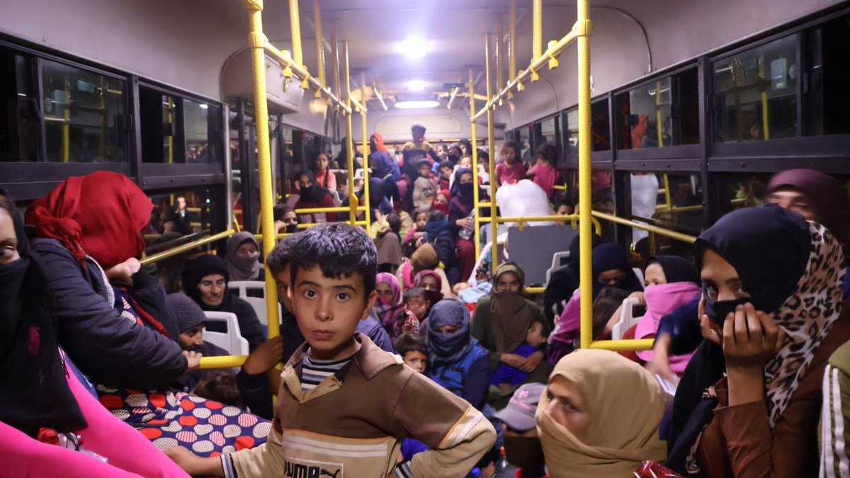VOME_TR's tweet image. Suriye'denin Suveyda şehrindeki Bedevi kabilelerinin çoğunluğu kadın ve çocuklardan oluşan dördüncü konvoyu Dera kırsalındaki Dael, Naima, Yadouda ve Muzayrib beldelerinde kendileri için hazırlanan yerleşim yerlerine ulaştı. Sekiz otobüslük konvoyun bölgeye ulaşmasıyla…