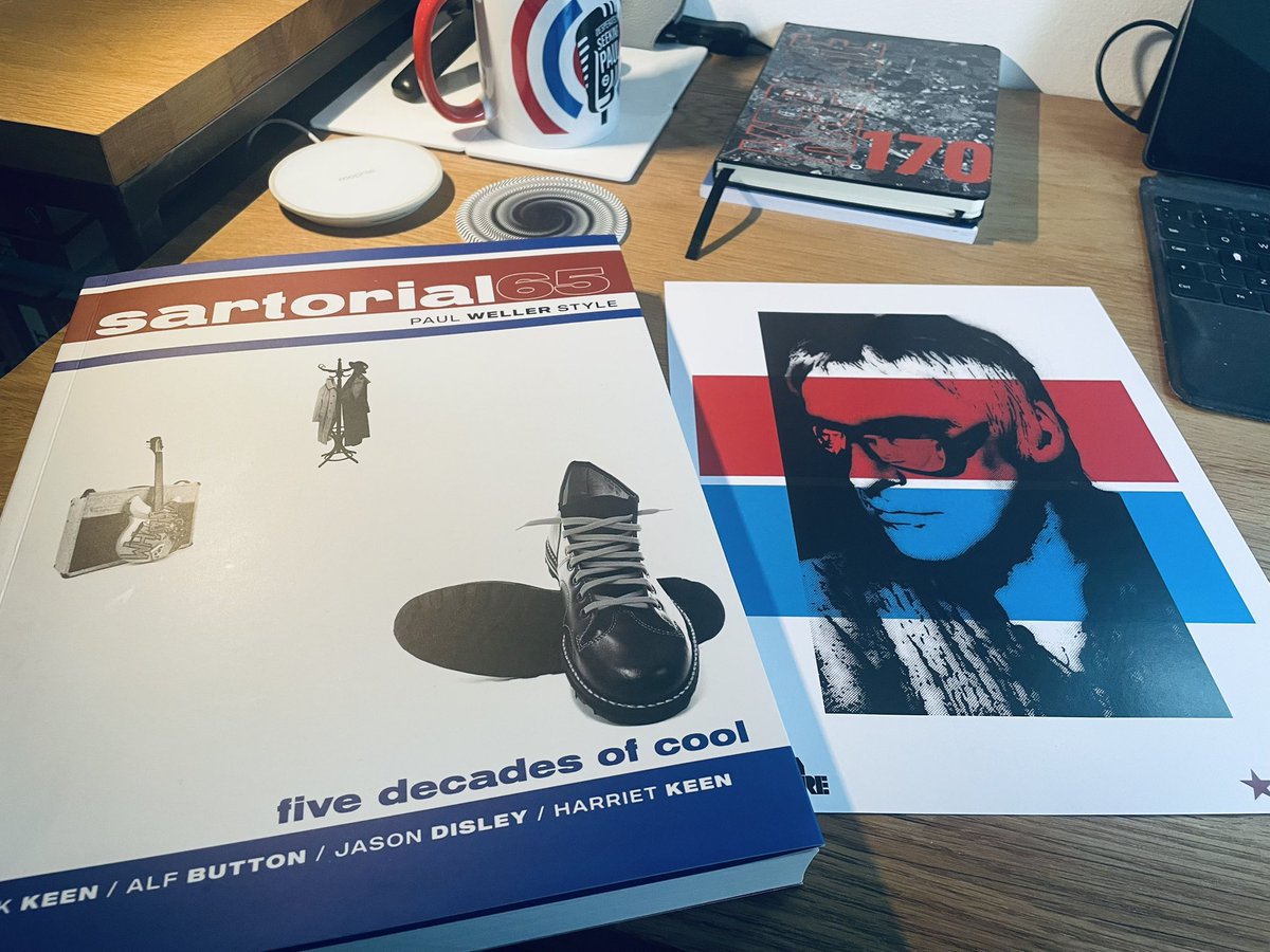dfr10's tweet image. Bit of a @paulwellerHQ bonanza day today:
The new album, ‘Find El Dorado’ (which is great, in my opinion)
The new @uncutmagazine cover story by @petepaphides … and a phenomenal new book that illustrates the sartorial style and cultural influences of Weller.