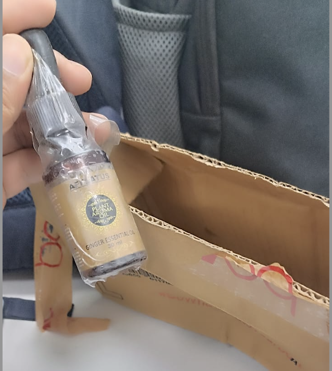 InfoinstaTweet's tweet photo. @RockWithboAt Order ID: #8333792
Hey @RockWithboAt, I ordered earphones and got essential oil.
Just checking—do I plug it into my phone or rub it behind my ears for bass boost?
Truly redefining “wireless.”
#GingerNotBass #boAtSeBhoot #MarketingGoals https://t.co/jcccp0roRH
