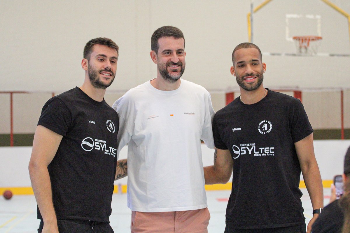 CBC_Valladolid's tweet image. 🏀 Nuestro técnico David Barrio (@barrio1985) ha visitado esta semana el Fresh Basketball Camp de nuestros queridos Mike Torres y Dani Manchón. ¡Y cómo se lo ha pasado con los niños y niñas que están disfrutando del Campus!
@UEMC #PucelaBasket
