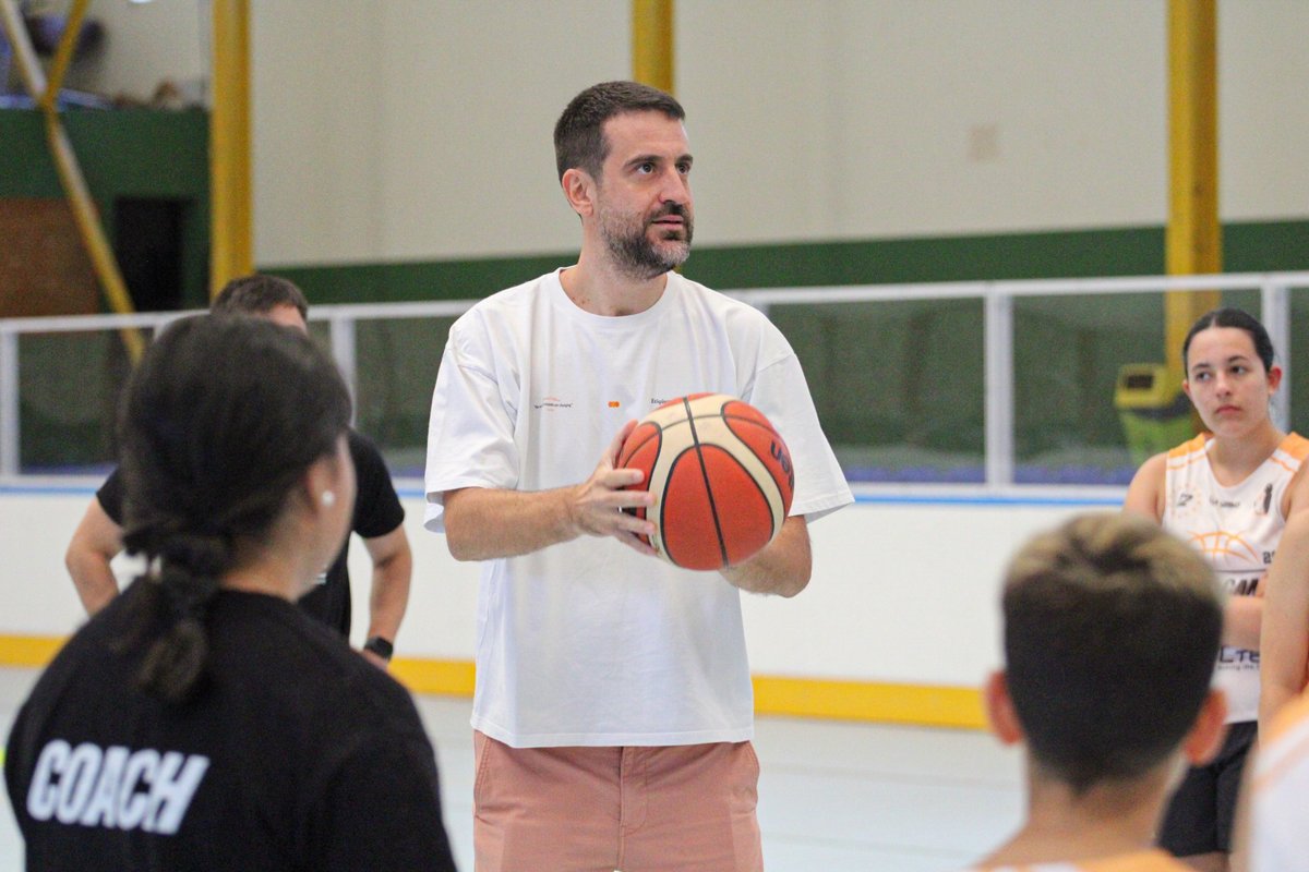 CBC_Valladolid's tweet image. 🏀 Nuestro técnico David Barrio (@barrio1985) ha visitado esta semana el Fresh Basketball Camp de nuestros queridos Mike Torres y Dani Manchón. ¡Y cómo se lo ha pasado con los niños y niñas que están disfrutando del Campus!
@UEMC #PucelaBasket