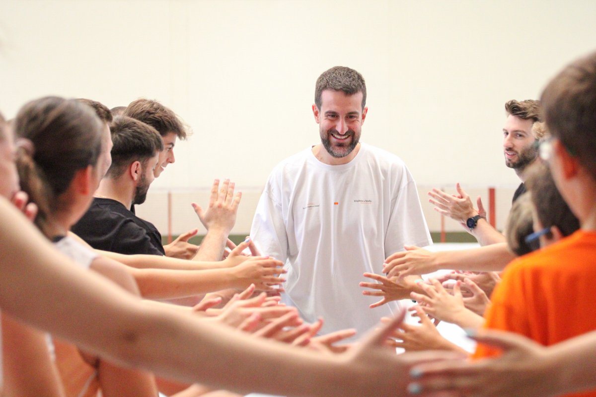 CBC_Valladolid's tweet image. 🏀 Nuestro técnico David Barrio (@barrio1985) ha visitado esta semana el Fresh Basketball Camp de nuestros queridos Mike Torres y Dani Manchón. ¡Y cómo se lo ha pasado con los niños y niñas que están disfrutando del Campus!
@UEMC #PucelaBasket