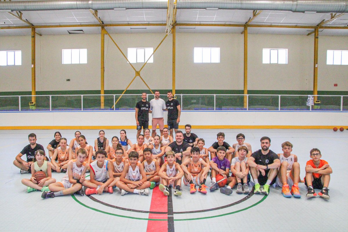CBC_Valladolid's tweet image. 🏀 Nuestro técnico David Barrio (@barrio1985) ha visitado esta semana el Fresh Basketball Camp de nuestros queridos Mike Torres y Dani Manchón. ¡Y cómo se lo ha pasado con los niños y niñas que están disfrutando del Campus!
@UEMC #PucelaBasket
