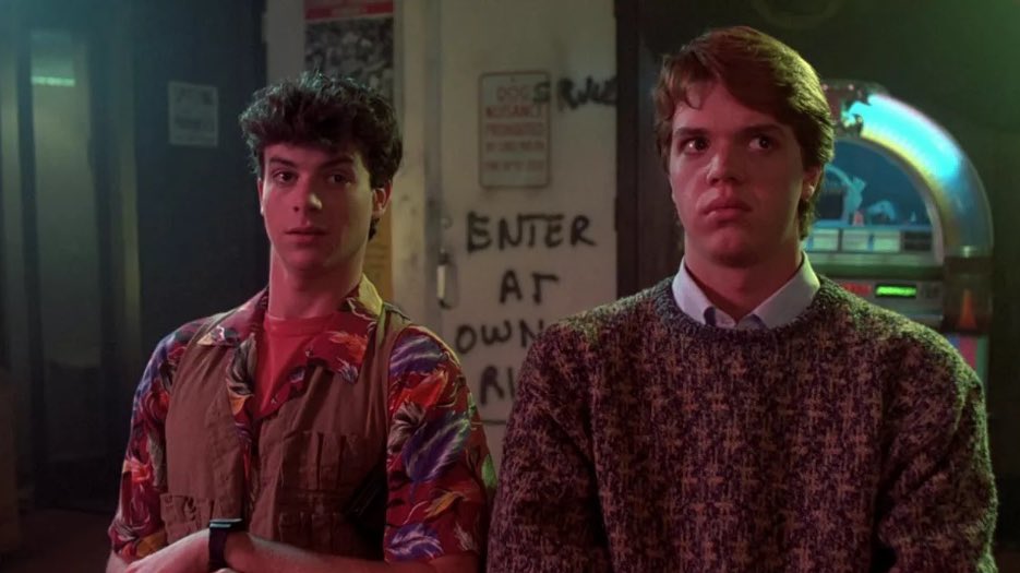 xavipargon's tweet image. Llevaba años sin ver ‘Night of the Creeps’ aka ‘El terror llama a su puerta’. Qué maravilla atemporal y qué actuales siguen siendo los personajes de J.C. (Steve Marshall) y Brad (Allan Kayser). Tan 80’s y tan queercoded a la vez 🌈