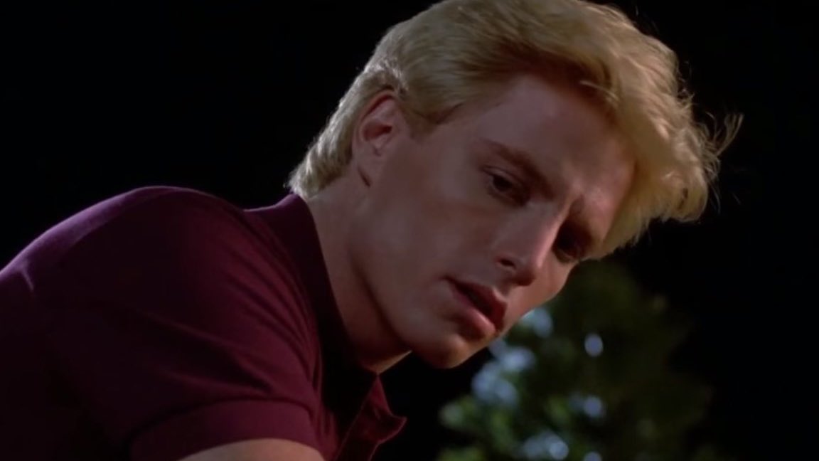 xavipargon's tweet image. Llevaba años sin ver ‘Night of the Creeps’ aka ‘El terror llama a su puerta’. Qué maravilla atemporal y qué actuales siguen siendo los personajes de J.C. (Steve Marshall) y Brad (Allan Kayser). Tan 80’s y tan queercoded a la vez 🌈