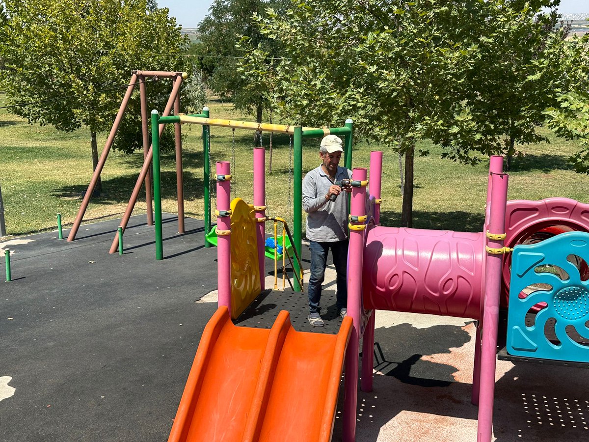 Park ve Bahçeler Müdürlüğümüz, çocuklarımızın güvenliği ve konforu için çalışmalarını sürdürüyor.

📍Millet Bahçesi’nde, çeşitli nedenlerle zarar gören ve kırılan çocuk oyun gruplarında bakım ve onarım çalışmaları başlatıldı.

Ekiplerimiz, oyun gruplarını yeniden güvenli hâle