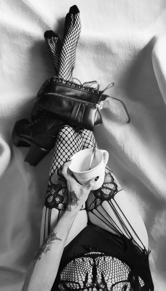 Klopf Klopf ☕
Einen tollen Freitag und einen geschmeidigen Start ins Wochenende gewünscht 🖤

#FrivolerFreitag 🔥 Oh ja hier wurden schon so richtig schmutzige Sachen gemacht worin so ziemlich alles vorkam, bin auch total außer Atem 😮‍💨

Wollt ihr wissen was ich getrieben habe ?