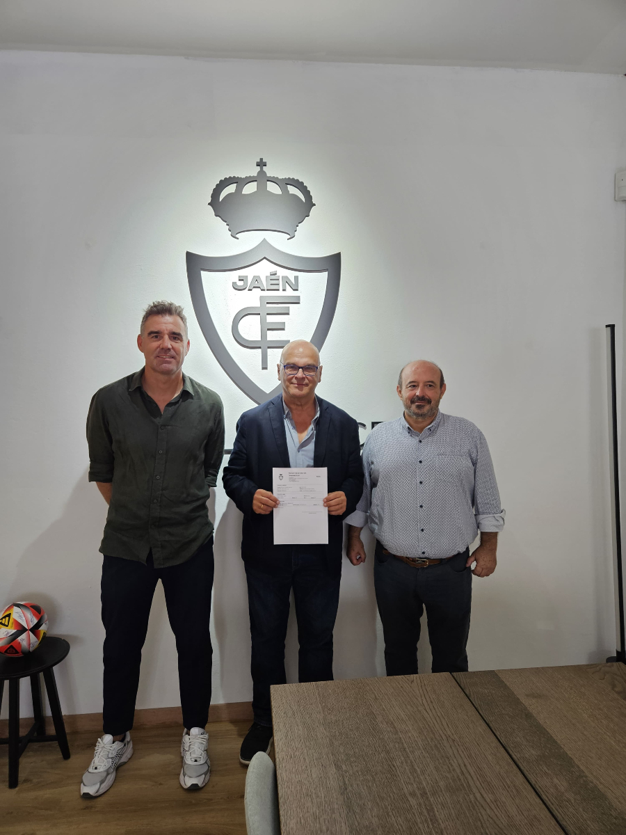 RealJaenCF's tweet image. Gracias al subdelegado del Gobierno, Manuel Fernández , que esta mañana nos ha visitado en el Nuevo Estadio Municipal de La Victoria 🏟️ para renovar su abono 🎟️ y, de esta manera, seguir respaldando nuestro 𝗽𝗿𝗼𝘆𝗲𝗰𝘁𝗼 𝗱𝗲𝗽𝗼𝗿𝘁𝗶𝘃𝗼 𝗲𝗻 𝗦𝗲𝗴𝘂𝗻𝗱𝗮 𝗥𝗙𝗘𝗙 ⚽💪…