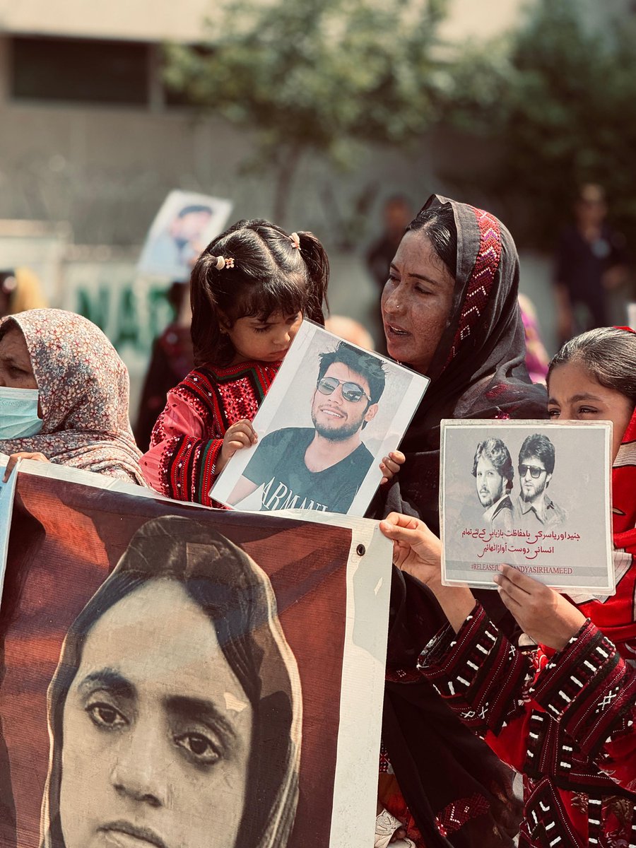 BalochYakjehtiC's tweet image. 𝗗𝗮𝘆 𝟭𝟬 – 𝗜𝘀𝗹𝗮𝗺𝗮𝗯𝗮𝗱 𝗦𝗶𝘁-𝗜𝗻:
Today marks the 10th consecutive day of the Baloch families’ sit-in in Islamabad, demanding the release of Baloch Yakjehti Committee (BYC) leaders and an end to enforced disappearances.
Despite the scorching heat, Pakistani…