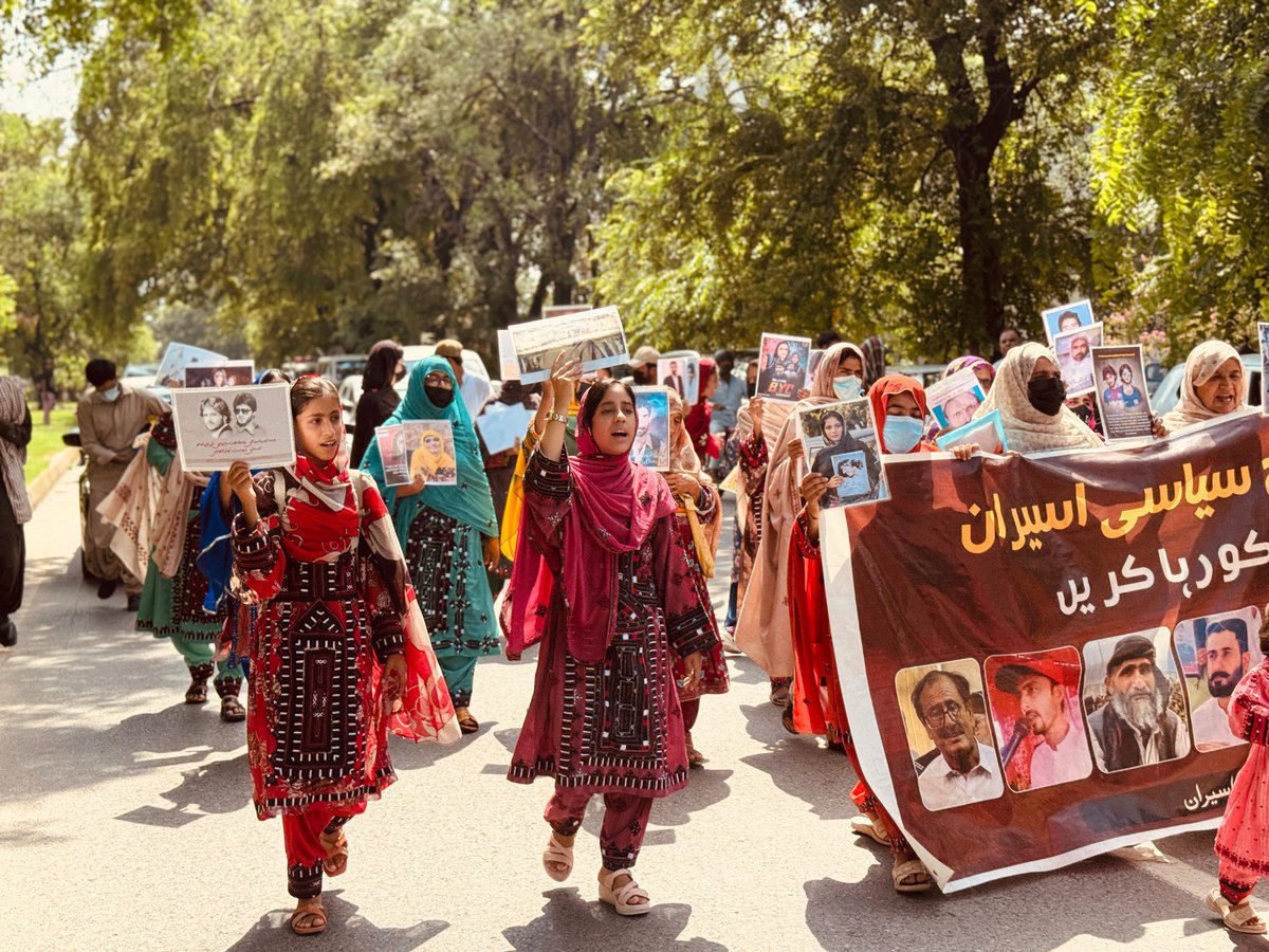 BalochYakjehtiC's tweet image. 𝗗𝗮𝘆 𝟭𝟬 – 𝗜𝘀𝗹𝗮𝗺𝗮𝗯𝗮𝗱 𝗦𝗶𝘁-𝗜𝗻:
Today marks the 10th consecutive day of the Baloch families’ sit-in in Islamabad, demanding the release of Baloch Yakjehti Committee (BYC) leaders and an end to enforced disappearances.
Despite the scorching heat, Pakistani…