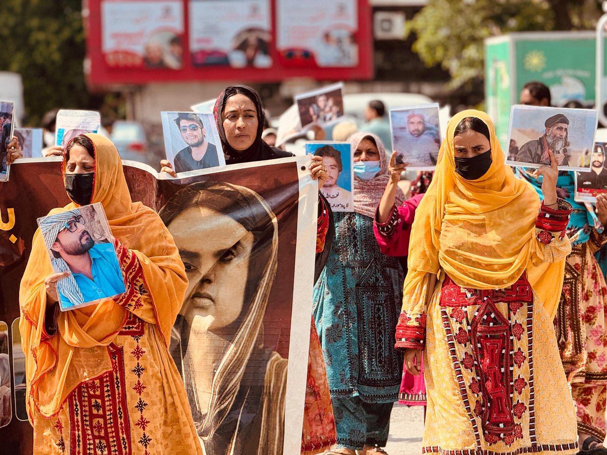 BalochYakjehtiC's tweet image. 𝗗𝗮𝘆 𝟭𝟬 – 𝗜𝘀𝗹𝗮𝗺𝗮𝗯𝗮𝗱 𝗦𝗶𝘁-𝗜𝗻:
Today marks the 10th consecutive day of the Baloch families’ sit-in in Islamabad, demanding the release of Baloch Yakjehti Committee (BYC) leaders and an end to enforced disappearances.
Despite the scorching heat, Pakistani…
