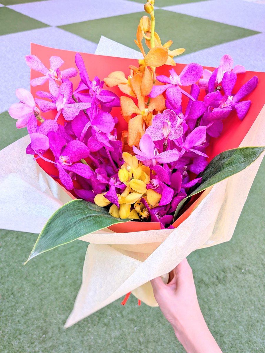 e_i_k_'s tweet image. 母の誕生日なので、花束を持って実家に帰ります