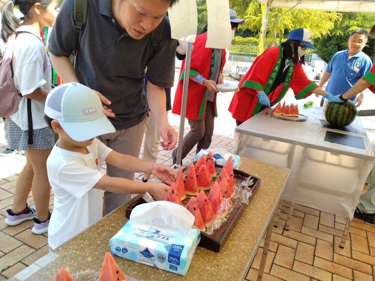 ishikawazoo_jp's tweet image. 7/27(日)に毎年恒例となった「カピバラのスイカ早食い競争」を開催いたします。
昨年同様、JA志賀からご提供いただいた、 #能登すいか で挑戦します！🍉
また、能登すいかの試食会も行います。
詳しくはこちらからご確認ください
ishikawazoo.jp/topics/index.h…
#いしかわ動物園