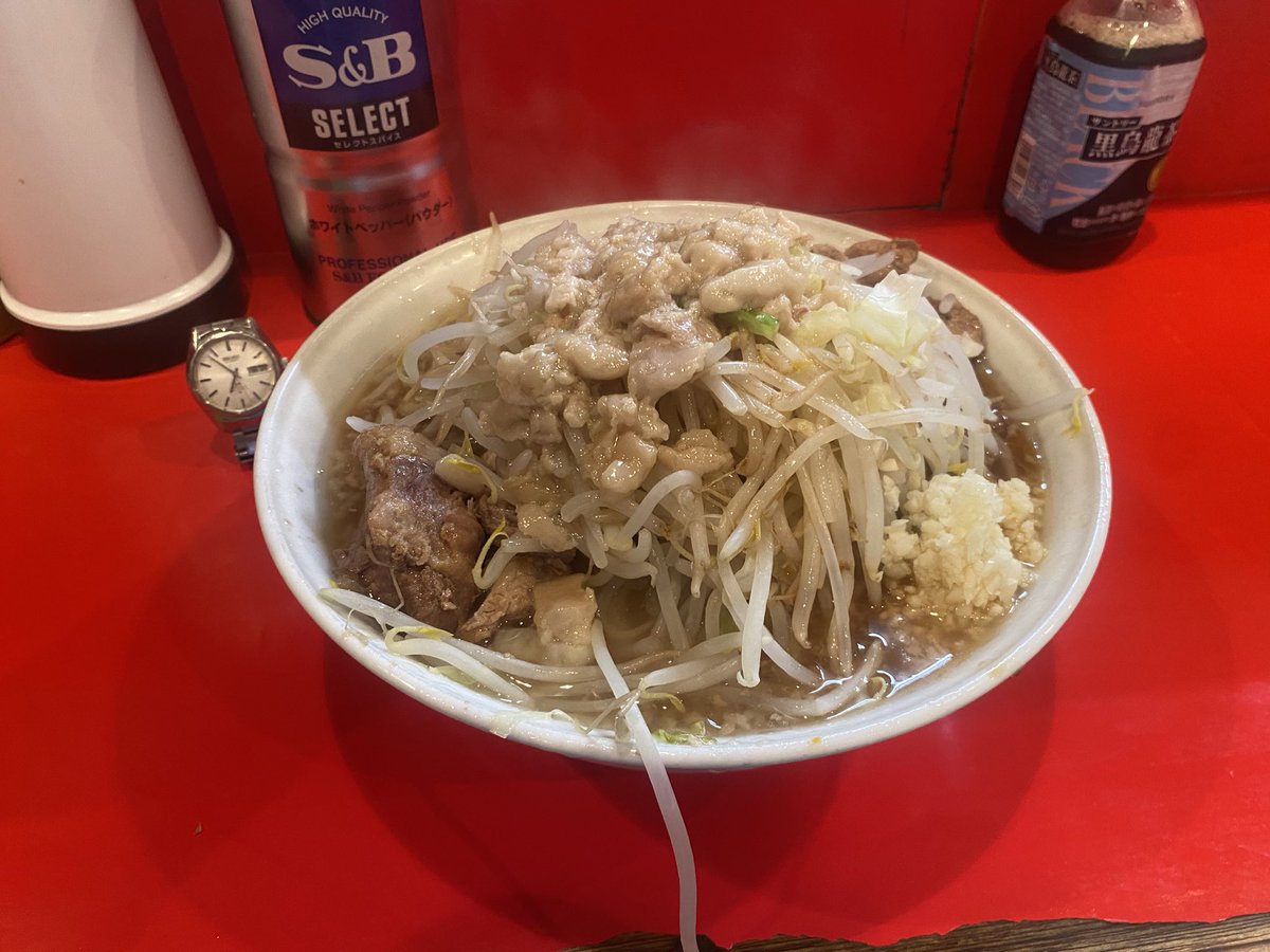 dd_iroha's tweet image. 同僚1「美味いラーメン屋行きてぇなぁ」
ワシ「二郎行きませんか？行きましょうよ」
同僚2「あぁ^〜いいっすね〜」
同僚3「ん？今二郎行くって言ったよね？」
同僚4「マジ？これってお誘い？」
同僚5「コレがブタだ！」