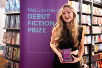 BookBrunch's tweet image. Today's top story:
Lucy Steeds has been named winner of the @Waterstones Debut Fiction Prize 2025 for The Artist (@johnmurrays), a 'magnificent, rich feast of a novel'
bookbrunch.co.uk/page/article-d… (£)