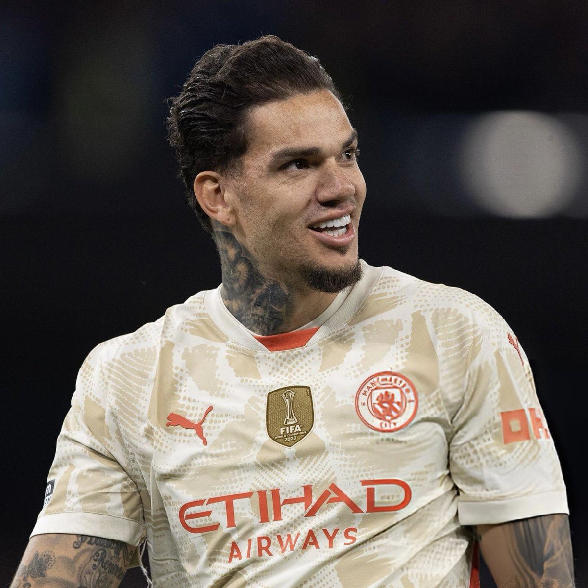 fodensss's tweet image. basura inmunda, te odio con toda mi vida, no veo el dia que te vayas del City y no tenga que ver tu tatuaje horrible en el arco de este club, arruinaste muchísimos campeonatos y el gaga del DT piensa que sos bueno, te odio como a nadie nunca. andate del City, Ederson hijo de puta