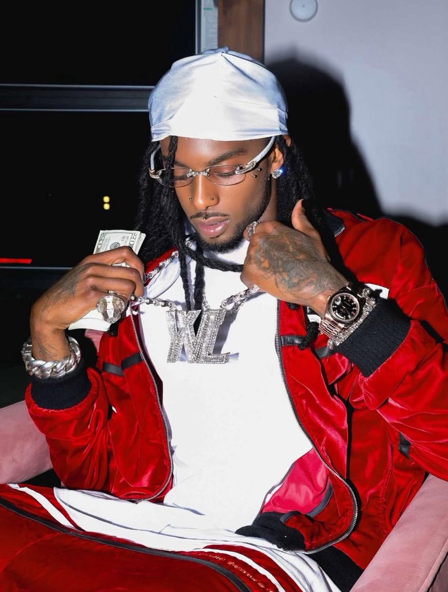 lottareds's tweet image. AHHHHHH I WAS ON A DATE WHY DIDNT ANYONE TELL ME CARTI WAS POSTED UP LOOKIN SO TRIM😩😩😩😩