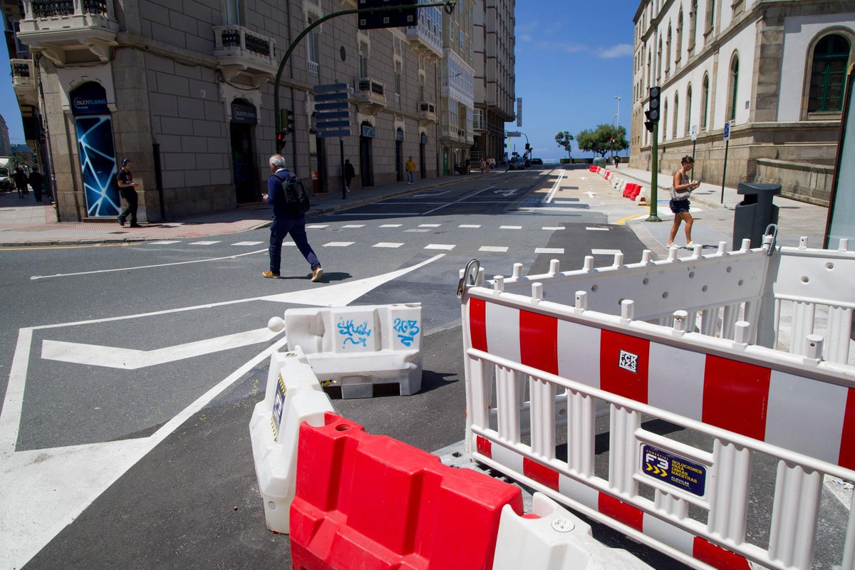 ConcelloCoruna's tweet photo. O obxectivo: facilitar o acceso de vehículos ao paseo e aliviar o tráfico en Juana de Vega.

🚗 Para iso, o Concello adaptou o illote central da praza de Pontevedra e abriu un novo carril de circulación. https://t.co/3WjBQaCB3I
