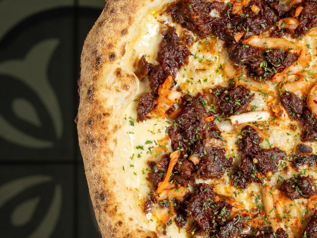 FatGayVegan's tweet image. New vegan BBQ Bourbon pizza being served in London, Brighton, and Manchester. Read more on my blog: tinyurl.com/4rbyyk5y