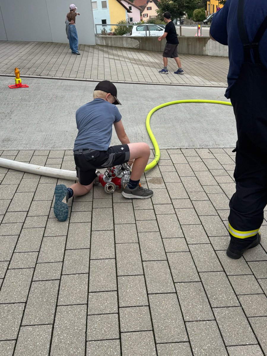 FBraunsbach's tweet photo. Heute war bei uns einiges los!
Vormittags besuchte uns die 4. Klasse der Grundschule Braunsbach im Gerätehaus – tolle Fragen, viel Interesse! 👩‍🚒👦Danach ging’s zur Evakuierungsübung im Kindergarten: Ein Topf „brannte“, das Gebäude wurde evakuiert &amp; eine vermisste Person gefunden https://t.co/Lv9zlR0Ylz