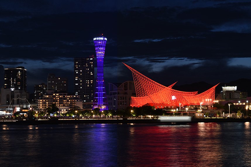 kobewaterfront's tweet photo. 7/25(金)、26(土)のメリケンパークはFCバルセロナのチームカラーに特別ライトアップ⚽

神戸ポートタワーは青色、神戸海洋博物館は赤色に染まります🔵🔴

BEKOBEモニュメントはヴィッセル神戸のチームカラーに🐮 https://t.co/fdPQJaeQH3