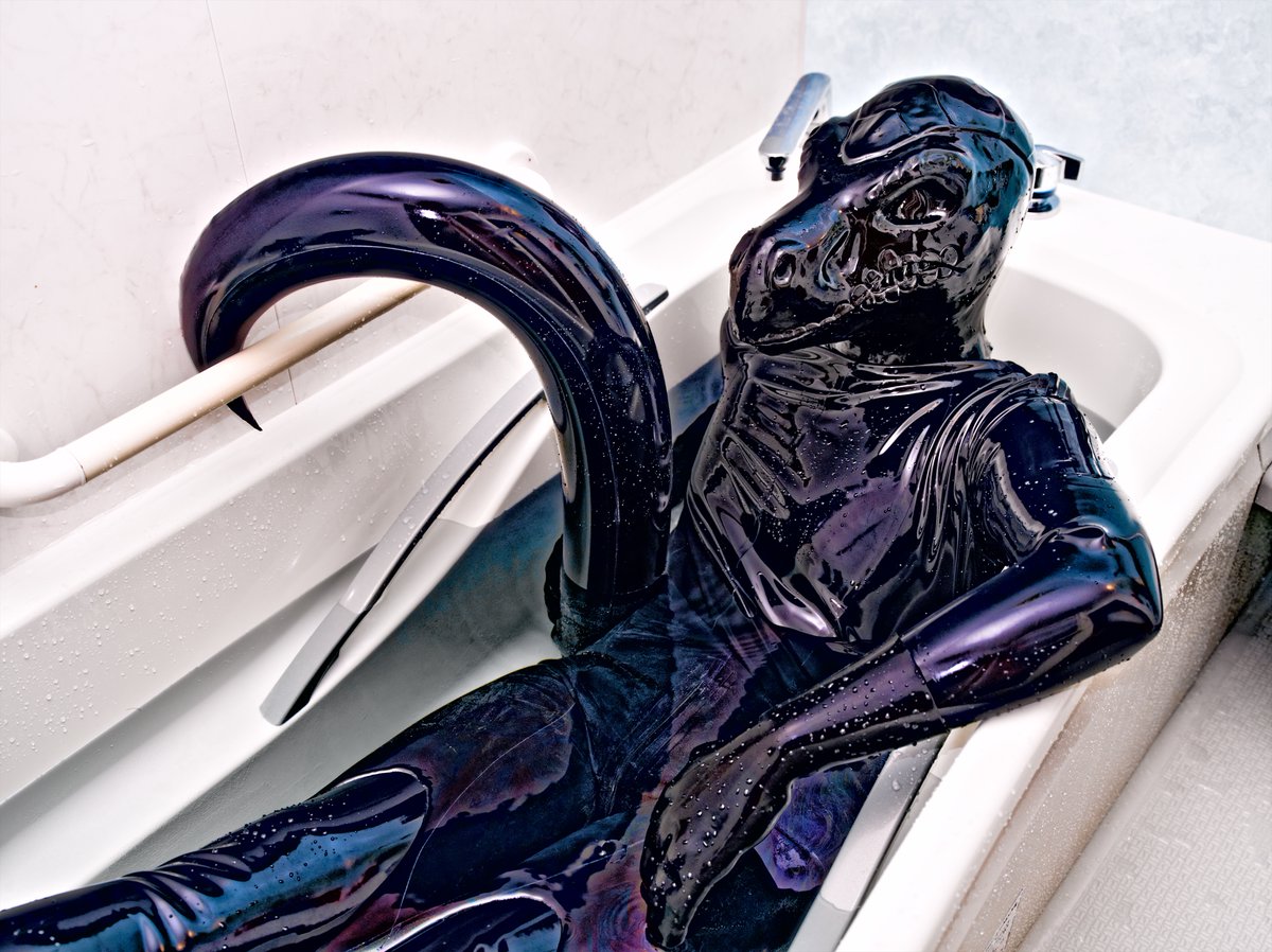🛁🦖✨✨