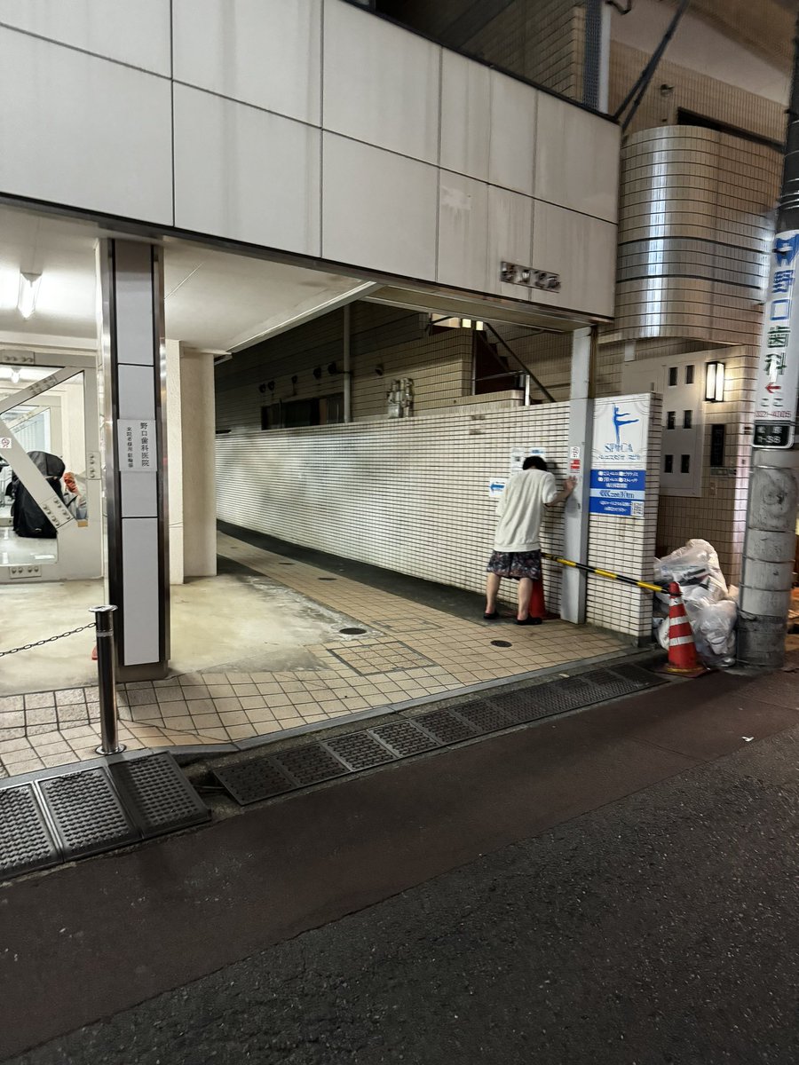 netchinpira's tweet image. 本当はずっと君のことを
どこかでわかっていた
見つかったって 届きはしない
だめだよ 泣かないで
そう言い聞かせた

強がる私は臆病で
興味がないようなふりをしてた
だけど
胸を刺す痛みは増してく
ああそうか 好きになるって
こういう事なんだね