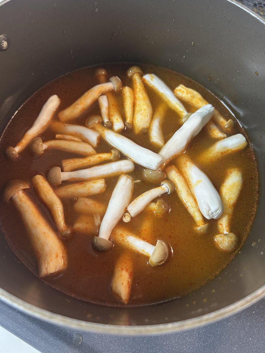 micha_micha7's tweet image. 皆さん暑い中お疲れ様です🫡
今夜はこみちゃと共同でお料理開始です🐥🐣㊗️
まずは市販のアサリ出汁のチゲスープに
しめじを入れてコトコト!キノコの香りを出します