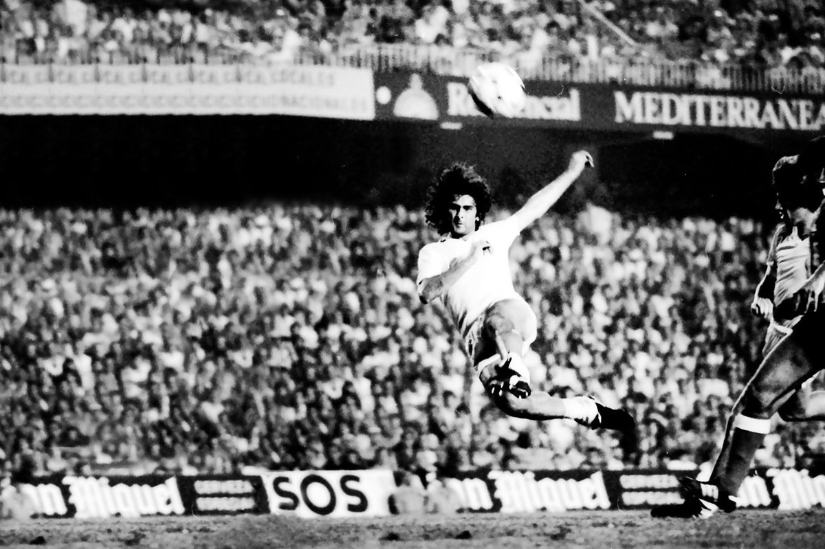 josean0728's tweet image. Kempes en acción en Mestalla 🦇