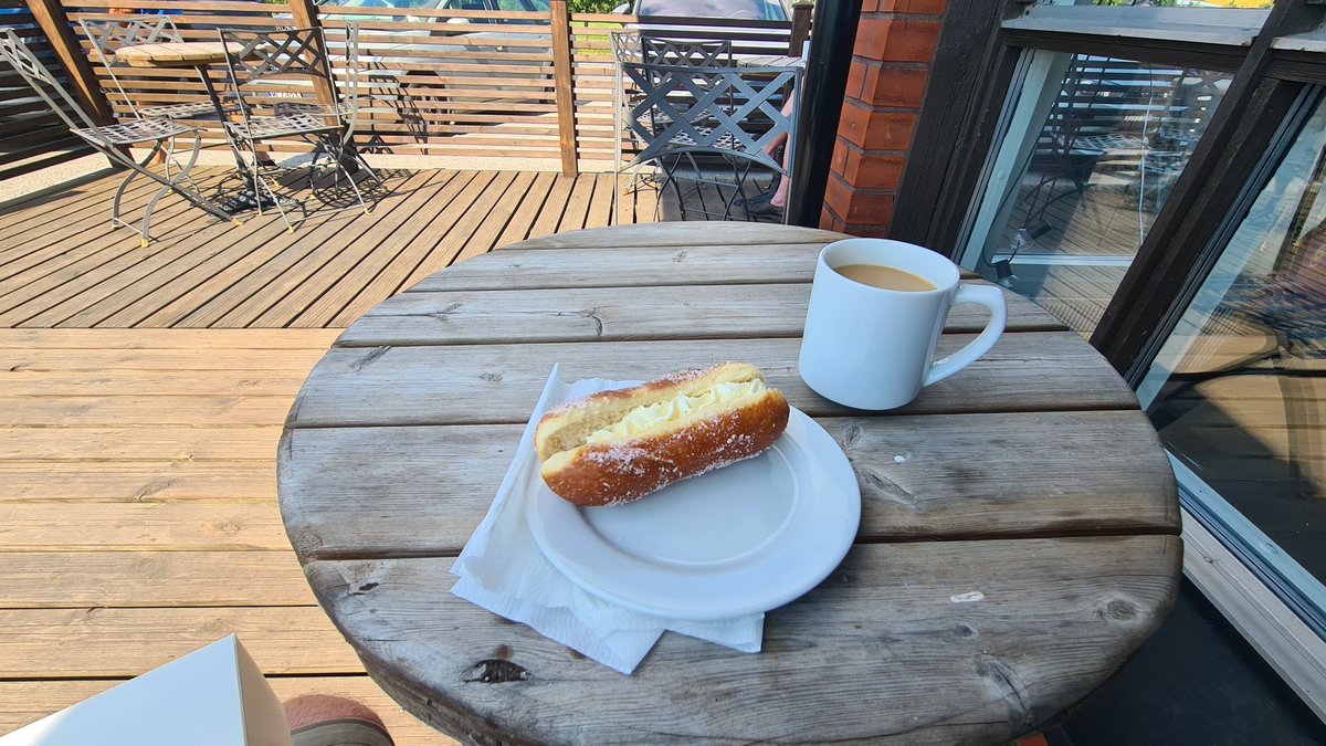 Aina kun käyn työreissulla Kemiössä, pitää nauttia konditoria Mazarinin kermamunkki. #sammapåsvenska