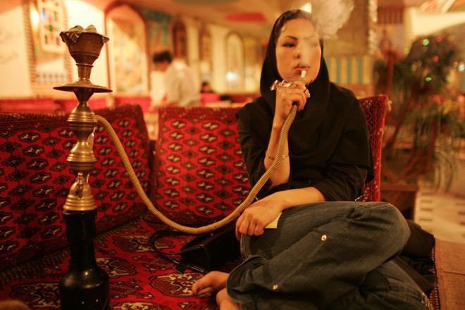 في مجتمعنا السجائر للرجل تفسد
رئتيه والسجائر للمرأة تفسد شرفها
هل هو قصدهم بان #المرأة بلا رئتين!
ام ان #الرجل بلا شرف 

Photo by Alexandra Boulat, iran, 2004