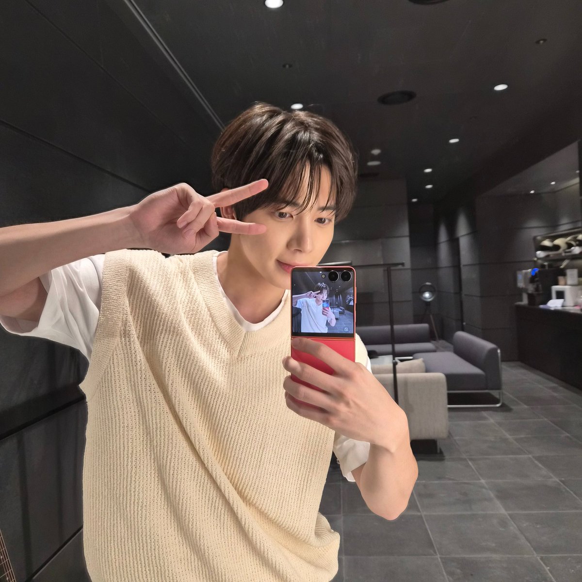 TXTIndiaFanbase's tweet photo. [250725] #TXT Twitter Update!!

Caption 💕) #광고 Me, in two ft. #GalaxyZFlip7

#withGalaxy #GalaxyxTXT #GalaxyZFold7
@SamsungMobile https://t.co/9RkNOmI70K