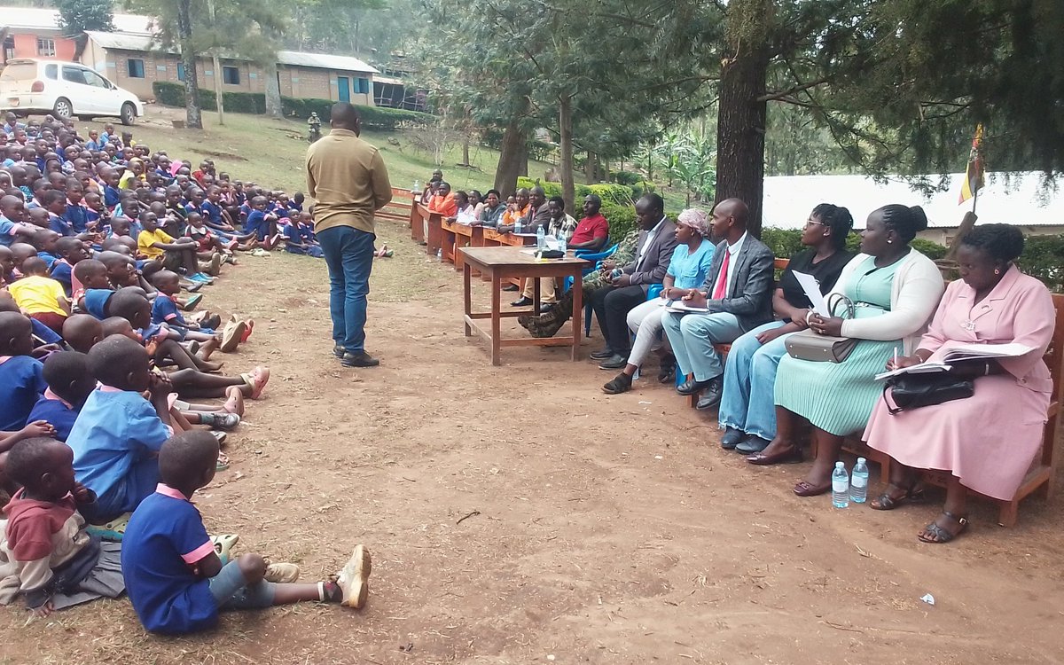 OctBinEvadiusT's tweet image. "Our great desire as people of Buhweju is Road infrastructure so we can identify and integrate our great opportunities in Tourism , mining, and Agriculture." - @Kariisakoy1 addressing a team of @CICD_Uganda , staff and students of Bitsya P/S , karungu - Buhweju District.