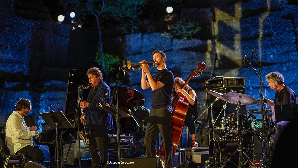 🎷 Final en beauté à #JazzàJunas !
Les Minots émeuvent, Louis Sclavis fait voyager avec son India Quintet, Ekrem Mamutović embrase les Carrières en fanfare 💥
Une 32e édition inoubliable !
📸 Live report @lejazzophone 👉 lejazzophone.com/livereport-jaz…
