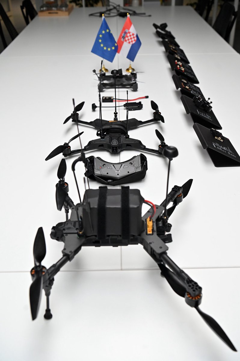 ivananusic12's tweet image. Danas sam posjetio tvrtku @OrqaFPV koja razvija i proizvodi FPV dronove u potpunosti 🇭🇷 proizvodnje.
Predstavljeni su mi planovi širenja i daljnjeg razvoja ove tvrtke – primjera hrvatske tehnološke izvrsnosti, čiji će borbeni dronovi, kojima opremamo Hrvatsku vojsku, biti…