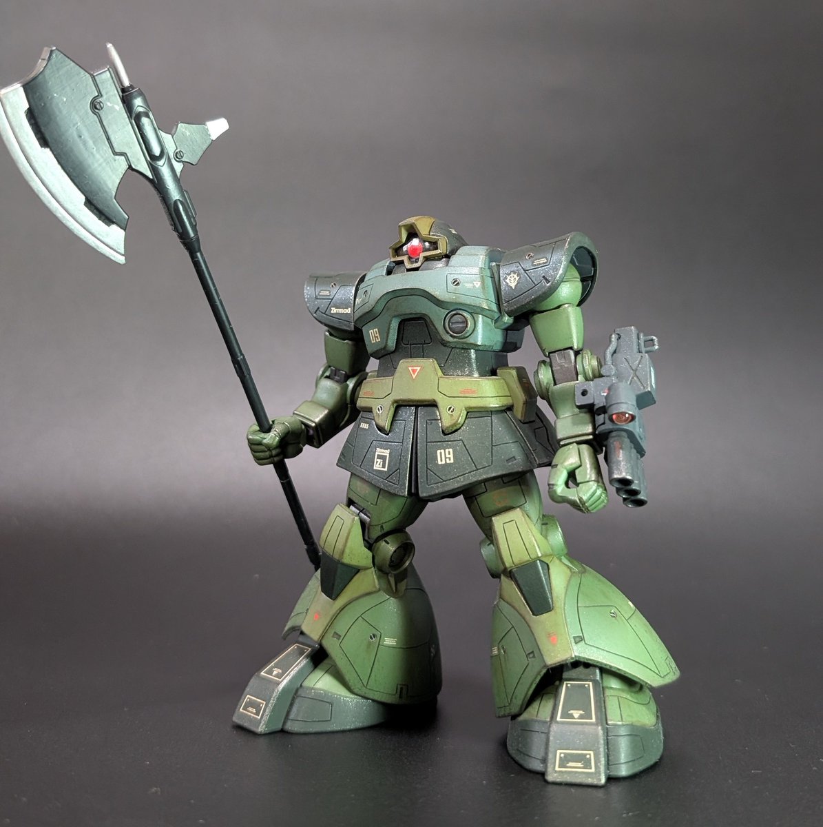 mevius1gp's tweet image. 溜まってた作品その2、ドム
ハルバードを持たせたくて腕部に三連装ガトリングを付けて近接戦仕様に
カラーリングも上手く纏められたと思う
#プラモデルライフ