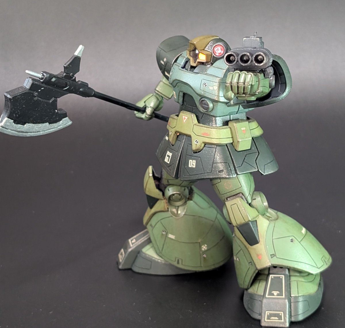 mevius1gp's tweet image. 溜まってた作品その2、ドム
ハルバードを持たせたくて腕部に三連装ガトリングを付けて近接戦仕様に
カラーリングも上手く纏められたと思う
#プラモデルライフ