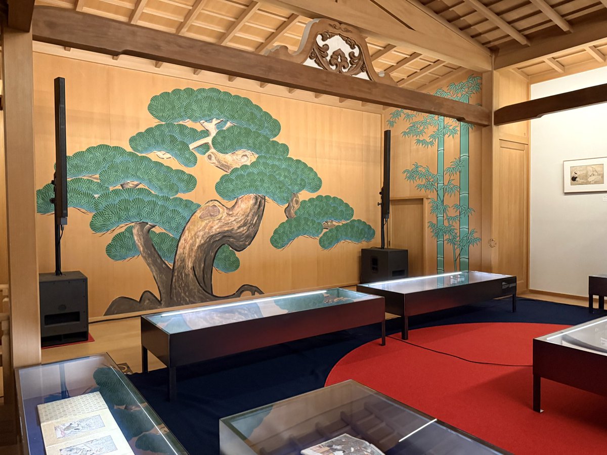 shinpei23's tweet image. 明日から開幕する「新宿歌舞伎町春画展WA」内覧会。
猥雑な歌舞伎町の一角にまさかの能舞台を備えた会場。
紳士淑女、国内外の研究者が詰めかけていました。ボリュームもたっぷりで見応えある上質な展覧会です。
単なるポルノではなく、当時の日本の出版文化の豊穣さとクオリティに唸らされます。