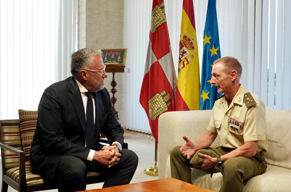 Cortes de Castilla y León (@cortes_cyl) on Twitter photo El Presidente de las Cortes de Castilla y León, Carlos Pollán (<a href="/CarlosPollan/">Carlos Pollán Fernández</a>), ha recibido hoy en su despacho al nuevo general jefe de la Cuarta Subinspección General del Ejército (Noroeste) y comandante militar de #Valladolid y #Palencia, Francisco Javier Calero Perea. El Presidente de las Cortes de Castilla y León, Carlos Pollán (<a href="/CarlosPollan/">Carlos Pollán Fernández</a>), ha recibido hoy en su despacho al nuevo general jefe de la Cuarta Subinspección General del Ejército (Noroeste) y comandante militar de #Valladolid y #Palencia, Francisco Javier Calero Perea.