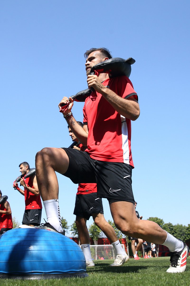 kirmizikara's tweet image. 🔴⚫️ Sabah antrenmanı. ⚡️
#CumhuriyetinParlayanYıldızı • #KırmızıKaraGeliyor
🔗bit.ly/4obzkvC