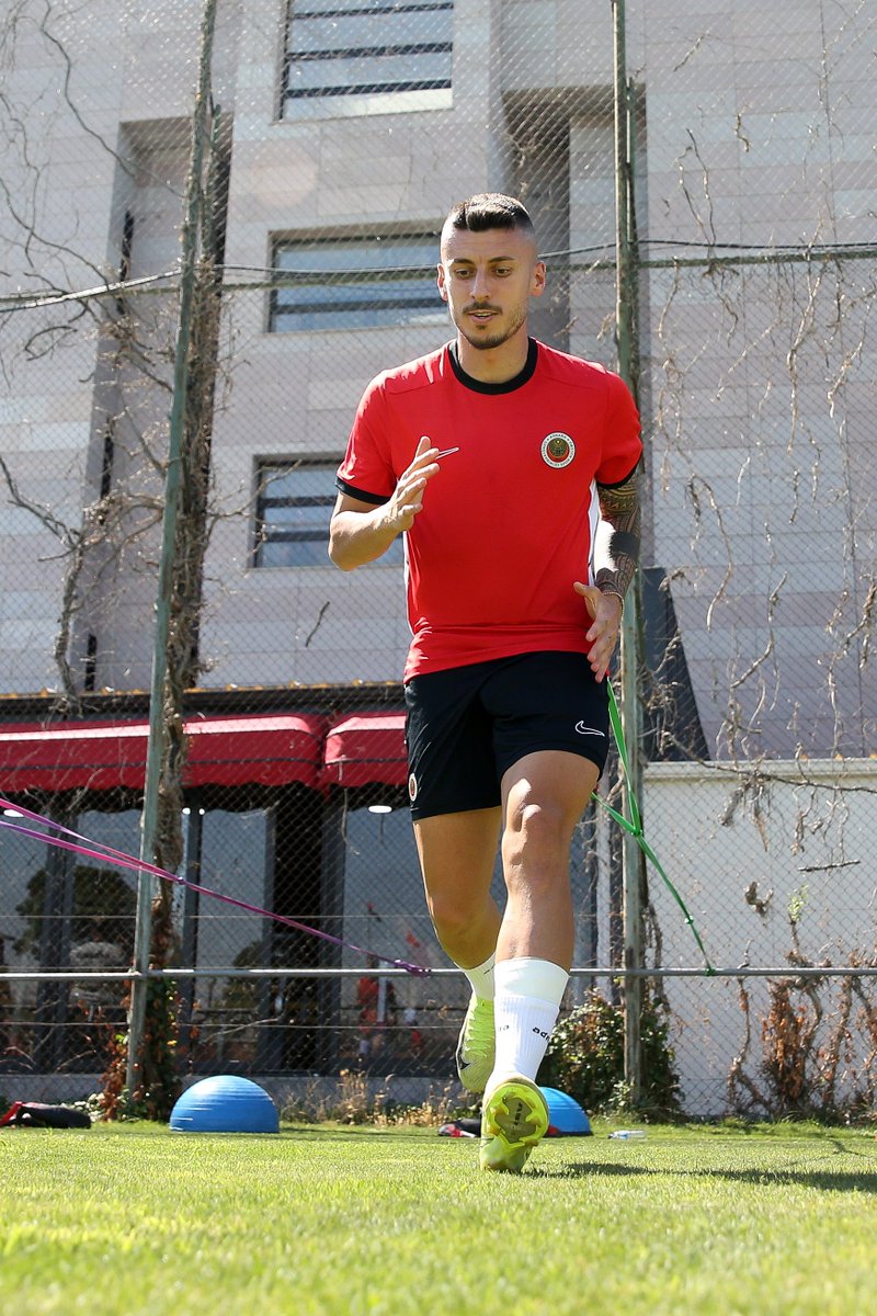 kirmizikara's tweet image. 🔴⚫️ Sabah antrenmanı. ⚡️
#CumhuriyetinParlayanYıldızı • #KırmızıKaraGeliyor
🔗bit.ly/4obzkvC