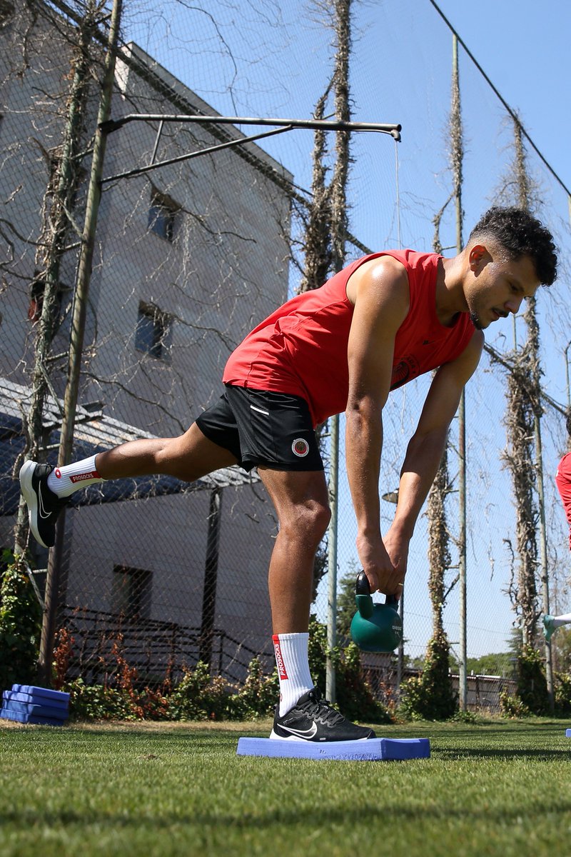 kirmizikara's tweet image. 🔴⚫️ Sabah antrenmanı. ⚡️
#CumhuriyetinParlayanYıldızı • #KırmızıKaraGeliyor
🔗bit.ly/4obzkvC