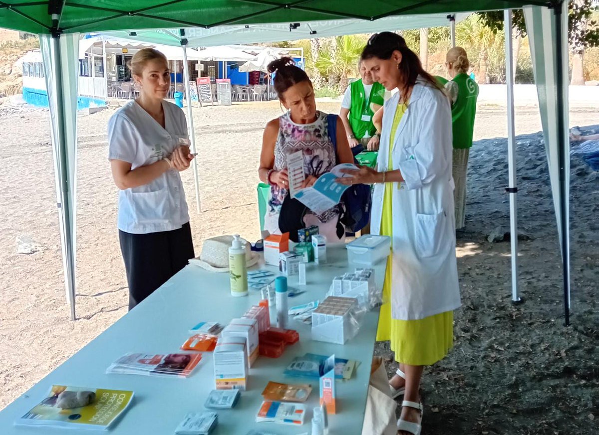 JuntaGranada's tweet image. Enfermeras del centro de salud de Almuñécar explican a pie de playa cómo prevenir y tratar las picaduras más habituales en verano

➡️La campaña de información es una iniciativa organizada conjuntamente con el ayuntamiento sexitano en las playas de El Pozuelo y La Herradura