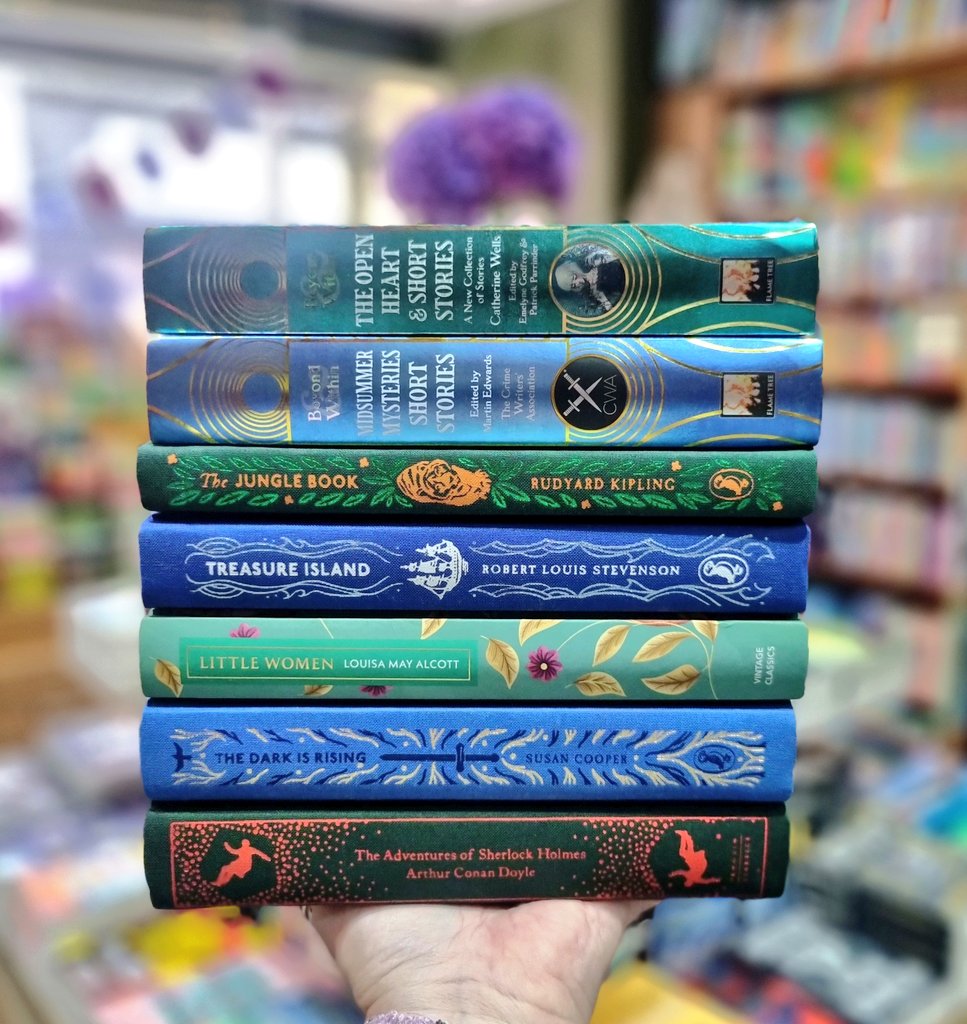 BridgeBooksDro1's tweet image. Whoever came up with the saying, 'Blue and green should never be seen,' was obviously very wrong 💅
