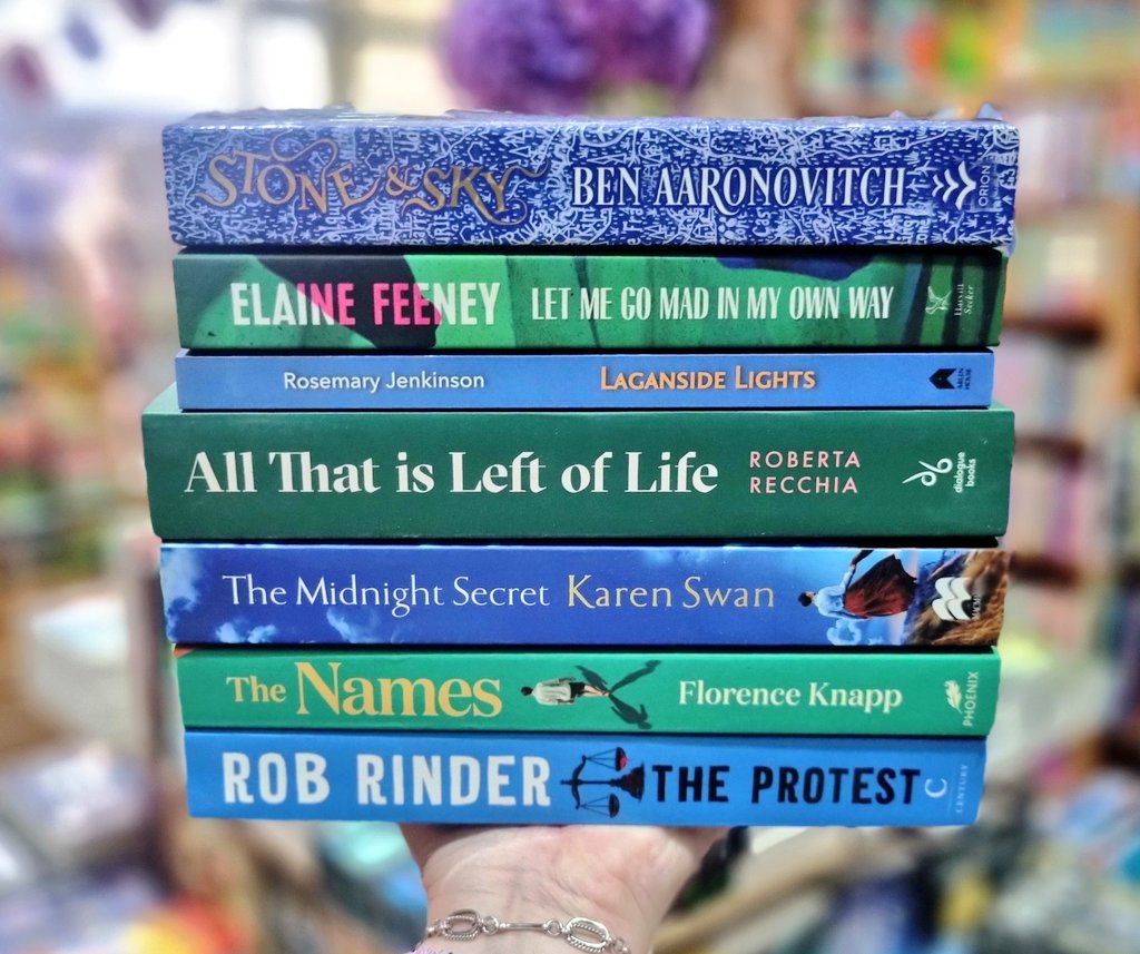 BridgeBooksDro1's tweet image. Whoever came up with the saying, 'Blue and green should never be seen,' was obviously very wrong 💅