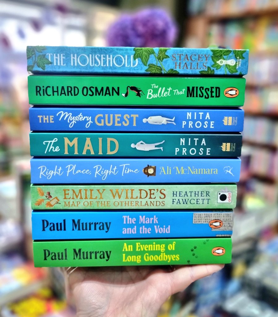 BridgeBooksDro1's tweet image. Whoever came up with the saying, 'Blue and green should never be seen,' was obviously very wrong 💅